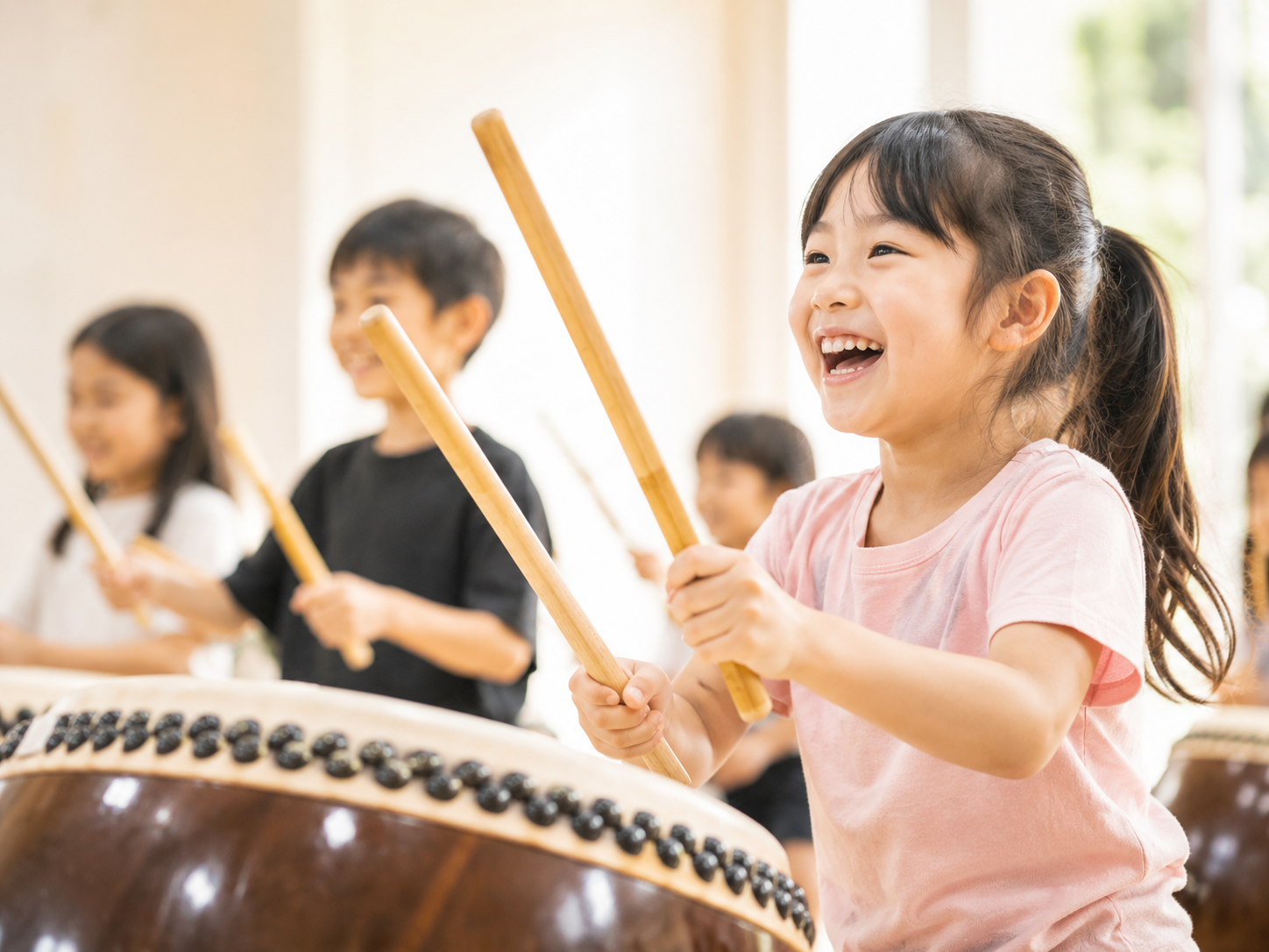 笑顔で和太鼓を体験する子どもたち
