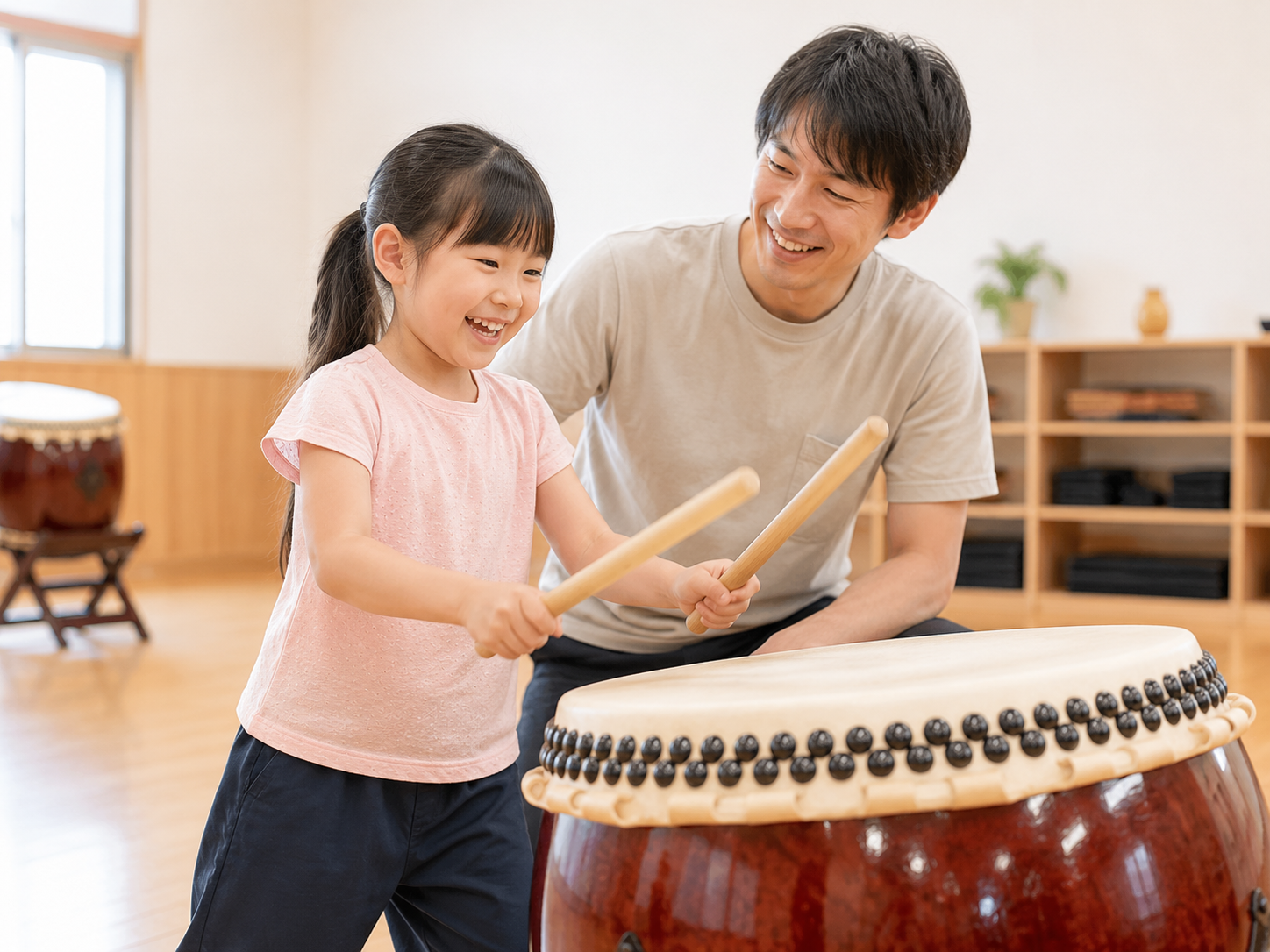 講師と一緒に和太鼓を体験する子ども