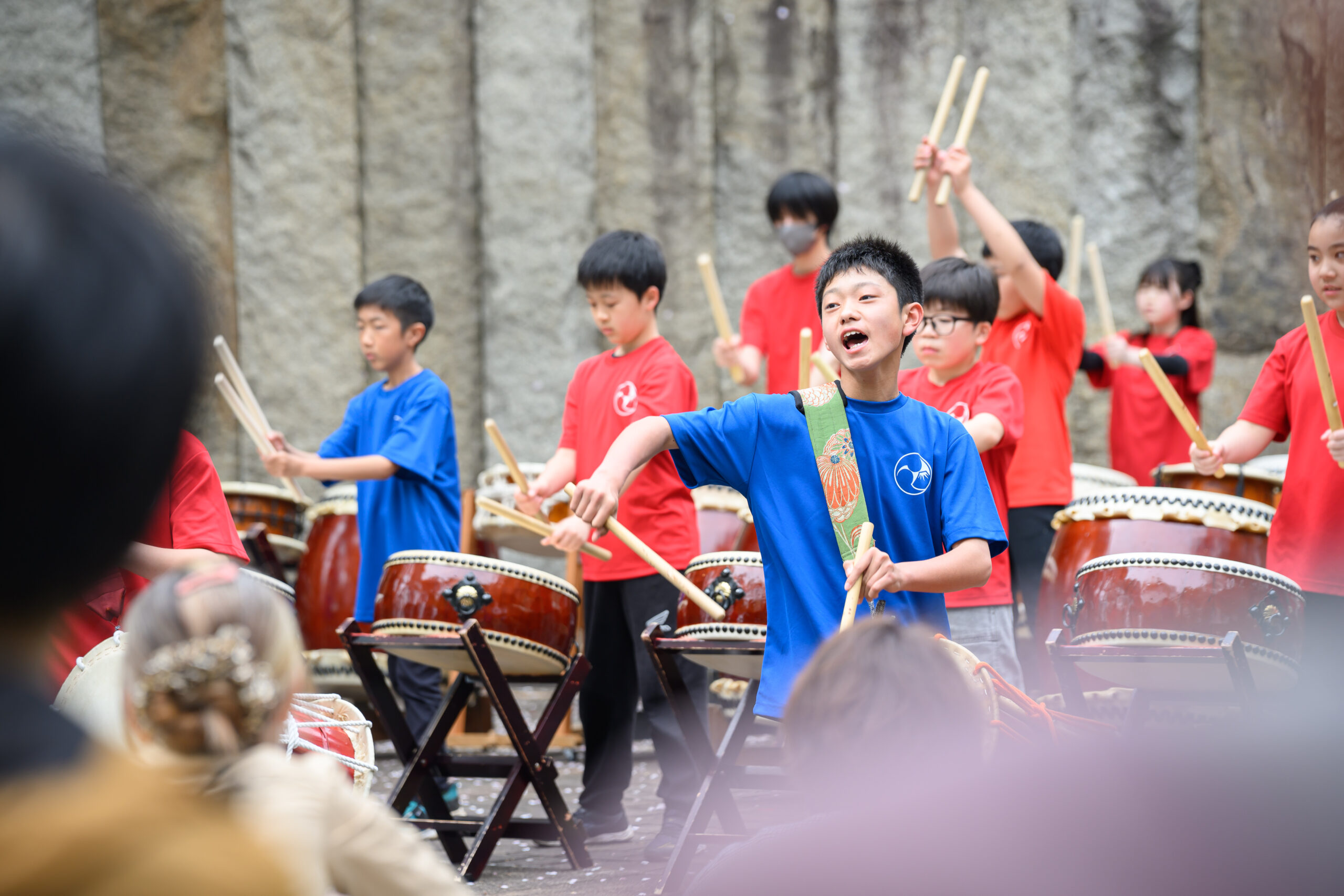 仲間と音を合わせて和太鼓を演奏する参加者